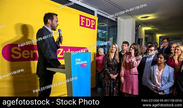 08 October 2023, Bavaria, Munich: Martin Hagen (FDP), Bavarian state chairman, speaks to guests at the FDP's election party at the Ella restaurant
