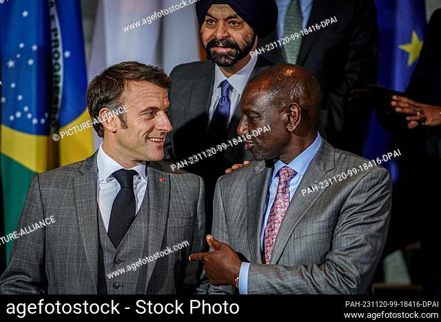 20 November 2023, Berlin: French President Emmanuel Macron (l) and the President of Kenya, William Ruto, stand together for a family photo in front of Ajay...