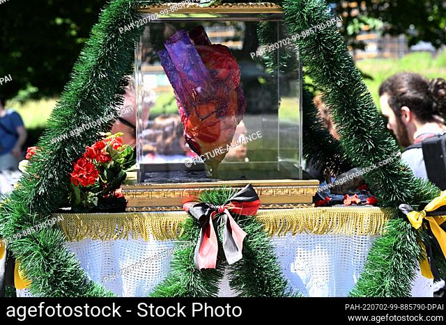 02 July 2022, Bavaria, Munich: The ""Heart of Munich"" is carried through the streets of the state capital in a parade as part of the Festival of Play