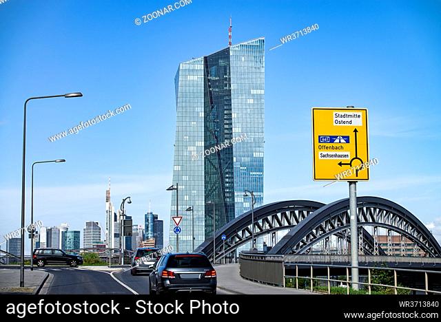 Blick aus Richtung Osthafen auf die Europäische Zentralbank (EZB) mit der Honsellbrücke und der Skyline von Frankfurt im Hintergrund