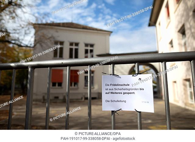 17 October 2019, Baden-Wuerttemberg, Lörrach: At the gate of a primary school in Lörrach in southern Baden there is a note with the inscription ""The Fridolin...