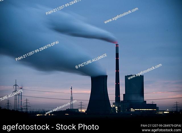 07 December 2021, Lower Saxony, Hohenhameln: Shortly before its decommissioning, the Mehrum coal-fired power plant in the district of Peine is producing...