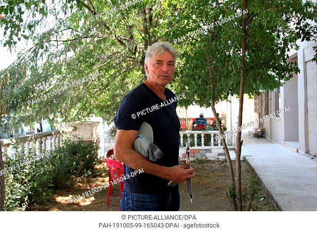 09 September 2019, Turkey, Hasankeyf: The German environmentalist and activist Ulrich Eichelmann stands next to a ""tree of hope"" that he planted years ago in...