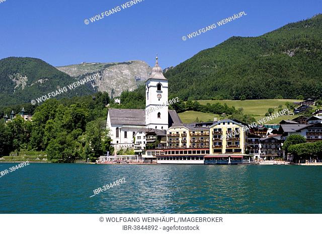 Mt Schafberg, Hotel Weißes Rössel and the pilgrimage church, Wolfgangsee Lake, St. Wolfgang, Salzkammergut, Upper Austria, Austria