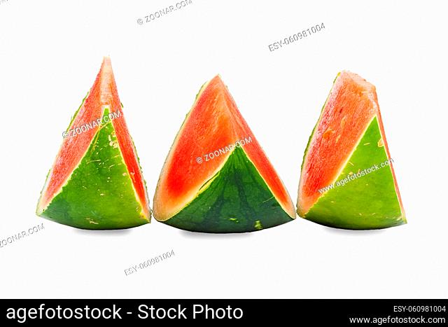 Drei Stücke einer reifen Wassermelone isoliert vor weißem Hintergrund