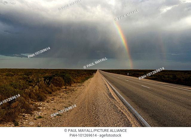 Eucla Highway crossing the Nullarbor Plain, Australia. | usage worldwide. - /Western Australia/Australia