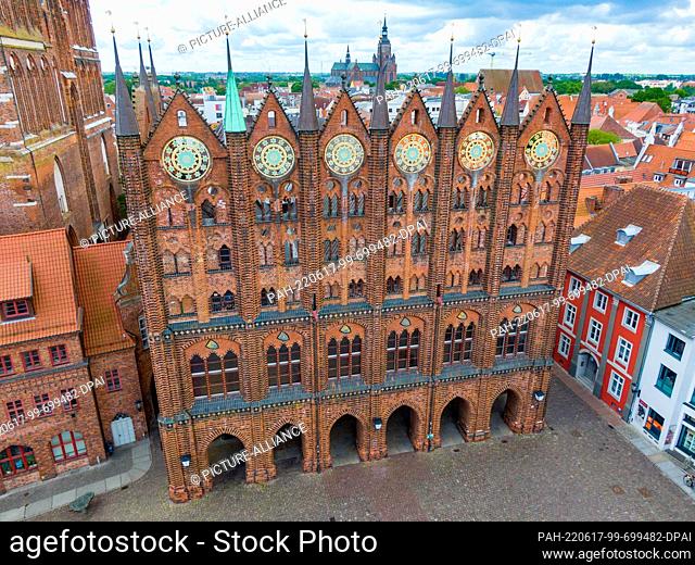 31 May 2022, Mecklenburg-Western Pomerania, Stralsund: View of the display facade of Stralsund's town hall at the Alter Markt