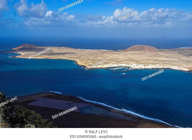 Spain, Canary Islands, View to La Graciosa from Lanzarote / Mirador del Rio