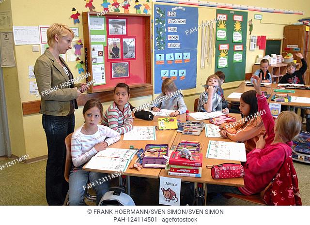 New study shows: Dramatic shortage of teachers: By 2025, more than 26, 000 elementary school teachers are missing. Archive photo; Schulunterricht