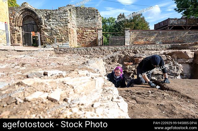 29 September 2022, Saxony-Anhalt, Memleben: Students of historic preservation work on parts of a former church wall on the grounds of Memleben Monastery