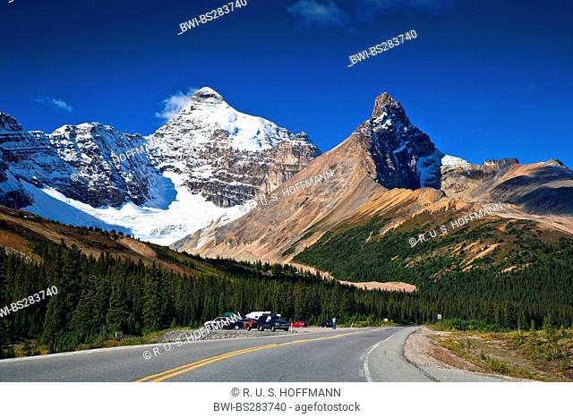 stopping place in front of a picturesque mountain range at a road through the Rocky Mountains, Canada, Alberta, Jasper-Nationalpark