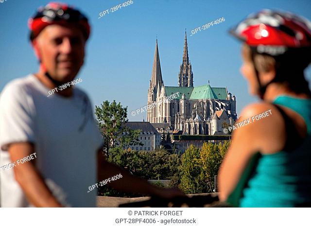 BICYCLE TOURISM. CYCLISTS IN THE UPPER TOWN NEAR NOTRE-DAME CATHEDRAL, CHARTRES, EURE-ET-LOIR 28, CENTRE, FRANCE