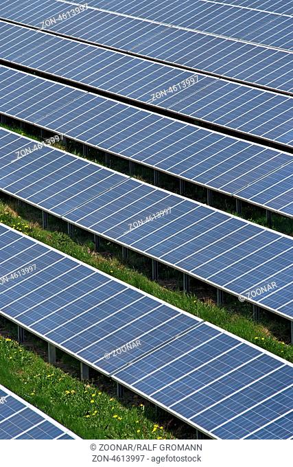 Solarmodule auf einem Solarpark zur nachhaltigen und regenerativen Energiegewinnung durch Photovoltaik. Fotografiert im Hochformat