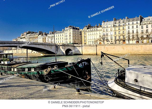 France, Ile de France, Paris, 4th district, Ile de la Cite and houseboats on the Seine in front of the pont Sully