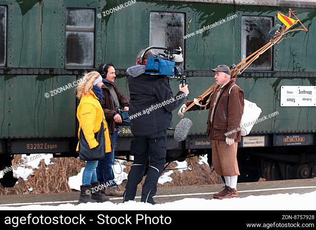 Walter Strohmeier aus Bernau, Enkel des Ski-Köpfer wird vor einem historischen Waggon am Bahnhof Feldberg-Bärental interviewt