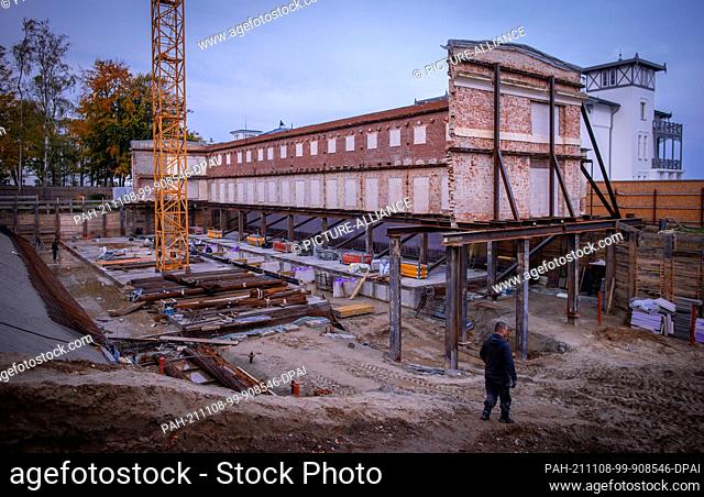 PRODUCTION - 20 October 2021, Mecklenburg-Western Pomerania, Heiligendamm: Only the outer shell of the colonnades still stand behind the houses of the so-called...