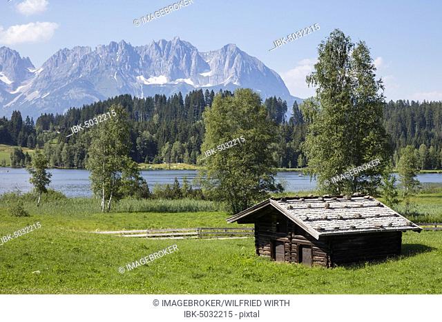 Hut at Lake Schwarzsee, behind Kaiser Mountains, Kitzbühel, Tyrol, Austria, Europe