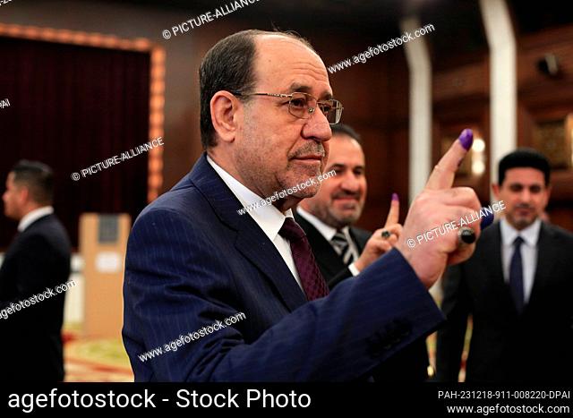 18 December 2023, Iraq, Baghdad: Former Iraqi Prime Minister Nouri al-Maliki shows his ink-stained finger after voting in the first provincial council elections...