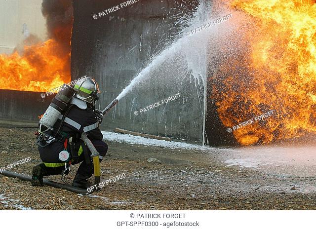 EXTINGUISHING A TANK FIRE WITH FOAM, TRAINING OF FIREFIGHTERS FROM THE CNPP NATIONAL ANTICIPATION AND PREVENTION CENTER. VERNON, EURE 27, FRANCE