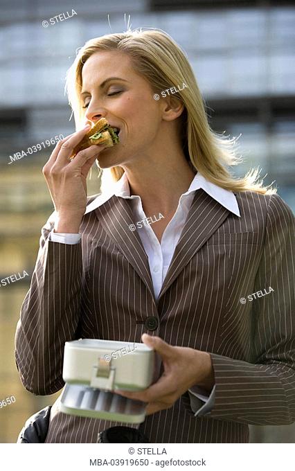Businesswoman, sandwich, half mirror image, eat