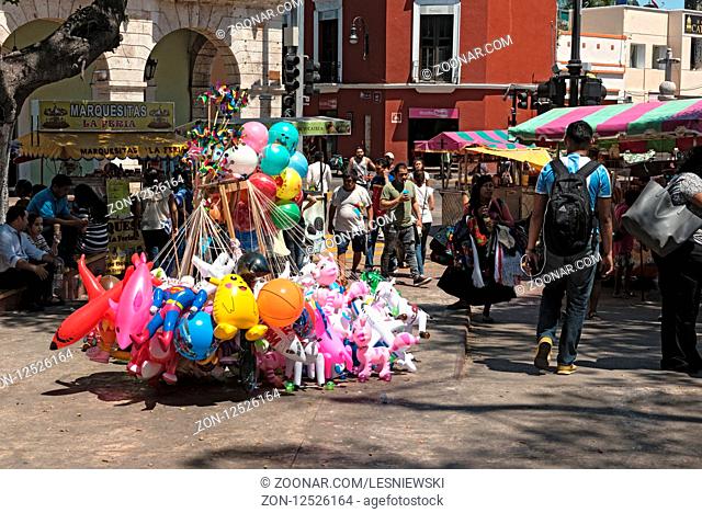 Stalls at the street festival in the Plaza de la Independencia the Me?rida en Domingo Merida on Sunday