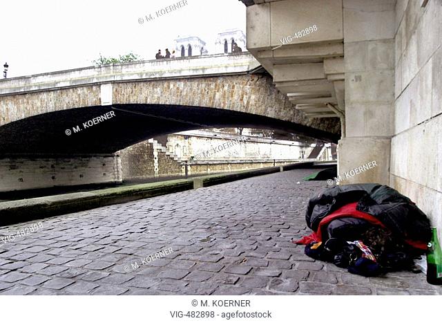 FRANCE, PARIS, frankreich, 25.12.2006, Homeless people under a seine-bridge in paris. - PARIS, paris, FRANCE, 25/12/2006