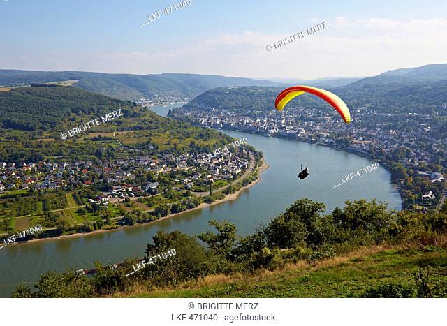 Paraglider and view from Gedeonseck to the loop of the river Rhine at Boppard, Mittelrhein, Middle Rhine, Rhineland-Palatinate