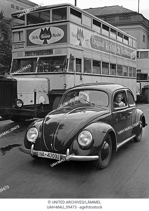 Unterwegs mit dem KdF-Wagen, dem Volkswagen Käfer, in der Reichshauptstadt Berlin, Deutschland 1930er Jahre. Travelling by car in the Volkswagen beetle