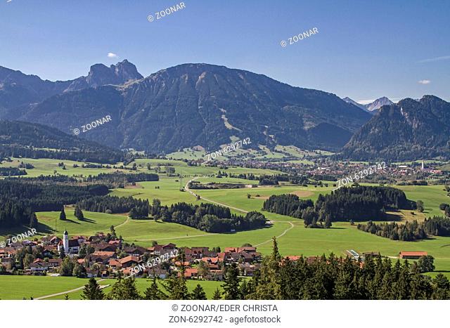 Blick auf Zell das zur Gemeinde Eisenberg gehört und idyllisch vor der Kulisse der Tannheimer Berge liegt
