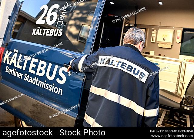 28 October 2021, Berlin: Cold bus driver Matthias Spreemann prepares the deployment of the cold bus. The homeless aid in Berlin sends the cold buses on the...