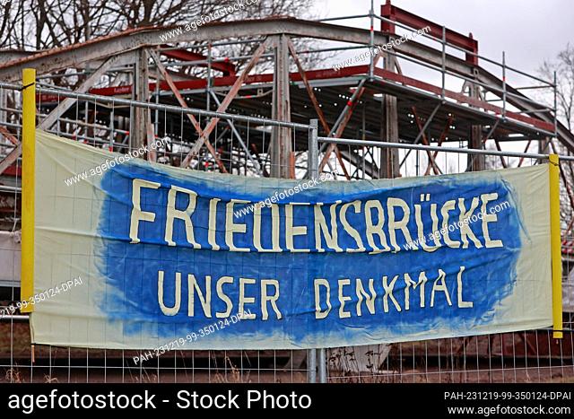 19 December 2023, Saxony-Anhalt, Weddersleben: A banner with the inscription Peace Bridge is attached to a construction fence