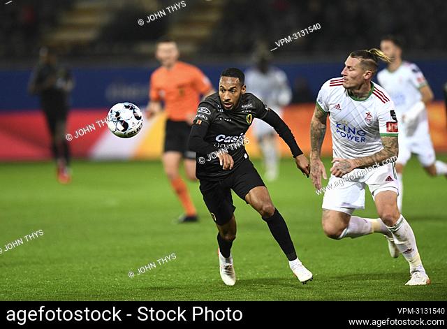 Oostende's Kenny Rocha Santos and OHL's Sebastien Dewaest fight for the ball during a soccer match between Oud-Heverlee Leuven and KV Oostende
