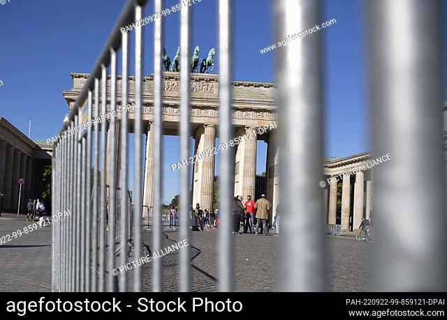 22 September 2022, Berlin: Barrier fences for the Berlin Marathon stand at the Brandenburg Gate. The construction work for the Berlin Marathon is in full swing