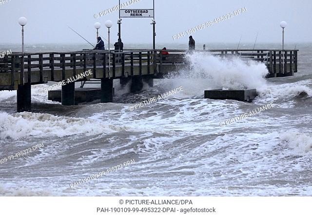 09 January 2019, Mecklenburg-Western Pomerania, Rerik: Big waves wash around the pier. However, the second major storm surge of the year did not cause any...