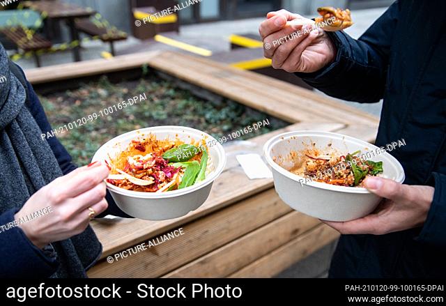 20 January 2021, Berlin: A man and a woman eat their lunch from disposable packaging. Today, the Federal Environment Minister presented the amendment to the...