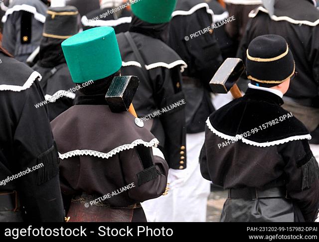 02 December 2023, Saxony, Chemnitz: Young participants in a mining parade parade across Theaterplatz. On the eve of the first Advent