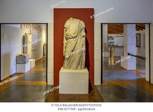 escultura togada de marmol, siglo I, Museo-Centro de Interpretación del parque arqueológico de Segóbriga, Saelices, Cuenca, Castilla-La Mancha, Spain