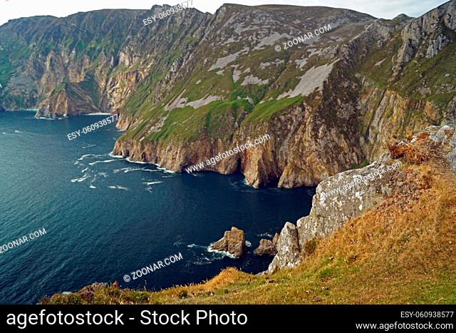 The Slieve League cliffs in the west of the Irish county Donegal on the Atlantic Ocean are with 601 m height one of the main attractions of this region