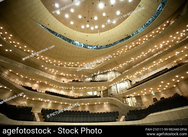 11 January 2021, Hamburg: The organ (M) in the Great Hall of the Elbphilharmonie is cleaned by organ builders. Hamburg's Elbphilharmonie uses the corona-induced...