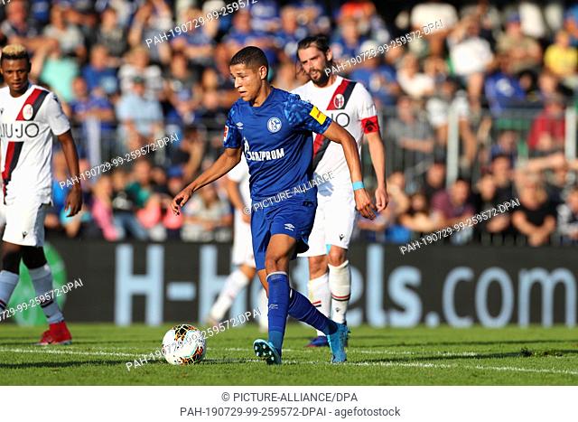 29 July 2019, Austria, Kitzbühel: Soccer: Test matches, FC Schalke 04 - FC Bologna. Schalke's Amine Harit (M) plays the ball. Photo: Tim Rehbein/dpa