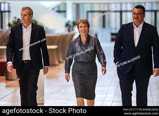 17 November 2022, North Rhine-Westphalia, Essen: Martina Merz (center), Chairman of the Executive Board of thyssenkrupp, arrives at the Annual Press Conference...