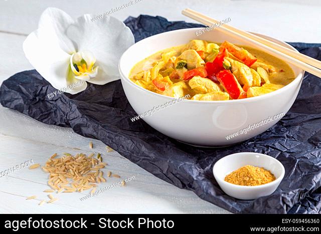 Thai Curry in einer Schale auf Holz