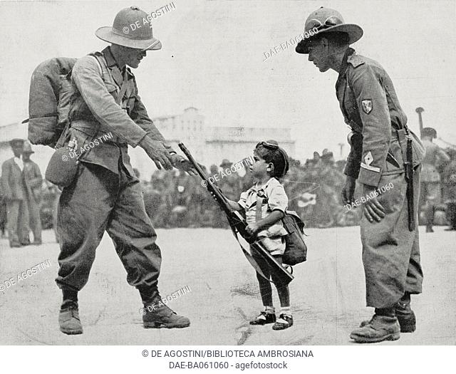 Two Italian soldiers departing for East Africa and a child, photo from L'illustrazione Italiana, year LXII, n 38, September 22, 1935