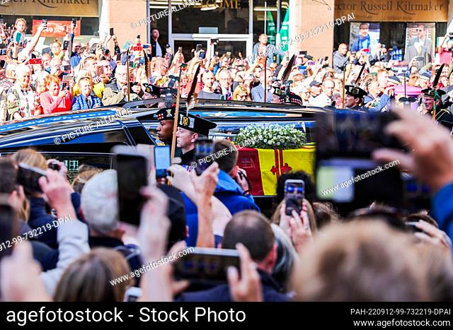 12 September 2022, Great Britain, Edinburgh: Thousands of people have gathered to watch the procession of Queen Elizabeth II's coffin from the Palace of...