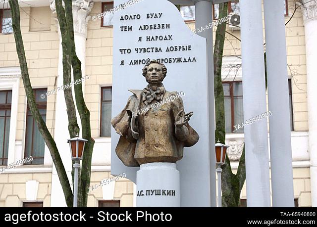 RUSSIA, VORONEZH - 20 de diciembre de 2023: Un monumento al poeta y escritor ruso Alexander Pushkin (1799-1837) se encuentra en la plaza de jardín eponímico
