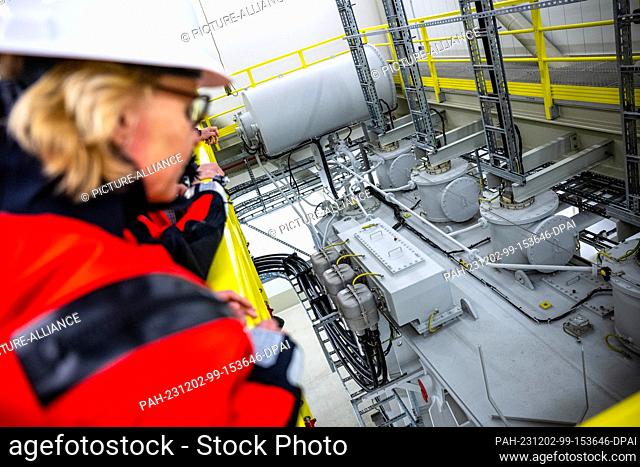 PRODUCTION - 16 November 2023, North Sea, --: Technicians from Omexom are carrying out maintenance work on the transformer platform of the Riffgat offshore wind...
