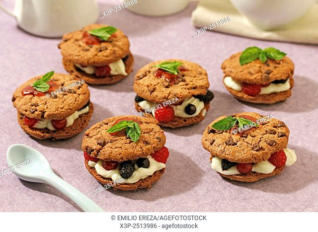Whoopies with chocolate and berries