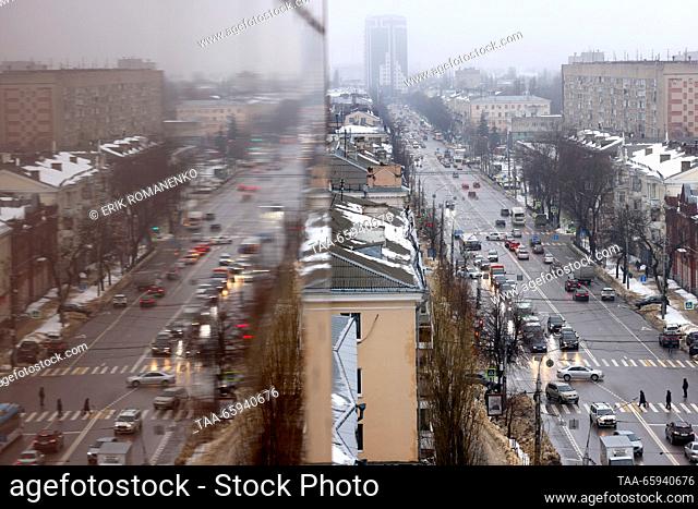 RUSSIA, VORONEZH - 20 de diciembre de 2023: El tráfico de vehículos fluye por la calle Plekhanovskaya. Erik Romanenko/TASS
