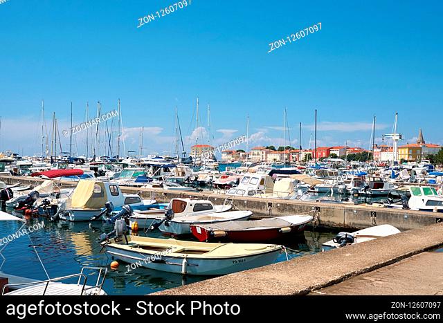 Jachthafen mit vielen Schiffen vor der Altstadt von Porec in Croatien