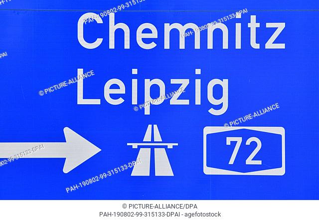 02 August 2019, Saxony, Borna: A sign points the way to motorway 72. In the morning a new section of the motorway was opened between Borna and Rötha
